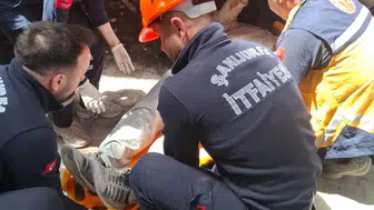 İskele çöktü , balkona tutundu : Şanlıurfa'da işçiyi itfaiye kurtardı