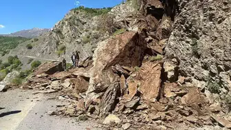 Hakkari Şemdinli'de heyelan : Dev kaya parçaları yolu kapattı