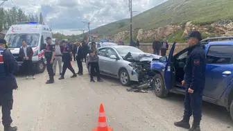 Sivas'ta otomobiller kafa kafaya çarpıştı : 3'ü çocuk 8 yaralı