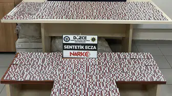 Düzce'de araç döşemelerine saklanmış binlerce uyuşturucu hap ele geçirildi