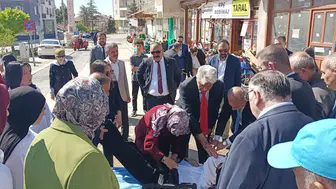 Konya’da 19 Mayıs töreninde bayılan öğrenciye doktor Belediye Başkanı müdahale etti