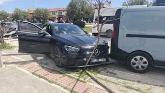 Antalya Manavgat'ta yolcu minibüsü park halindeki araçlara çarptı : 4 yaralı