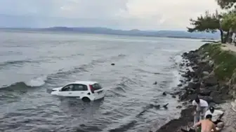Kuşadası’nda otomobil denize uçtu: 1 kişi yaralandı