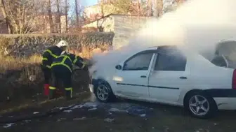 Kars'ta park halindeki tüplü araç yandı