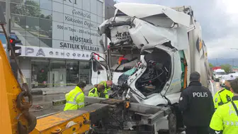 Bursa'da kaza : Tır tankere çarptı, 1 kişi öldü