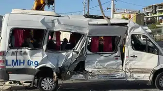 Kocaeli'de tırla çarpışan işçi servisi devrildi : Çok sayıda yaralı var