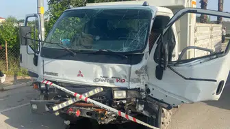Antalya'da iki kamyonetin çarpışması sonucu 2 kişi yaralandı