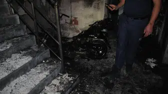 Balıkesir'de apartman boşluğundaki motosiklet alev alev yandı