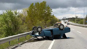 Çorum’da zincirleme kaza ! Bariyerlere çarpan otomobile ikinci araç çarptı