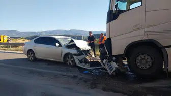 Mersin'de tır ile otomobil çarpıştı : 2 ölü, 1 yaralı