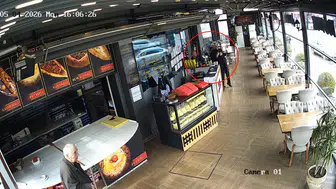 Pendik’te restoranda boğazına ekmek kaçan müşteriyi Heimlich manevrası kurtardı