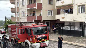 Kocaeli'de apartman dairesinde yangın : 3 kişi dumandan etkilendi