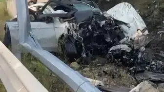 Mersin Tarsus'ta otomobil direğe çarptı : 1 ölü, 1 yaralı