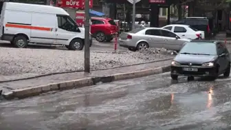 Elazığ'da sağanak etkili oldu : Caddelerde su birikti
