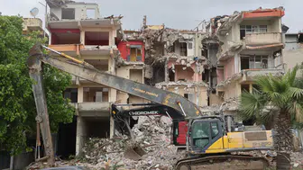 Hatay'da otomobil iş makinesinin altına girdi : 1 ölü, 3 yaralı