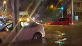 Adana'da sağanak yağış hayatı olumsuz etkiledi