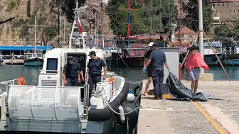 Antalya'da şişme botta sürüklenen şahısları güvenlik ekipleri kurtardı