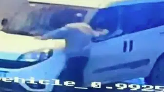 İzmir'de park halindeki otomobillere saldırı anı kameralara yansıdı