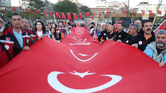 Elazığ'da 19 Mayıs coşkusu : 100 metrelik Türk bayrağıyla fener alayı düzenlendi