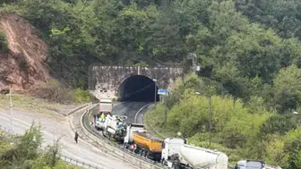 Zonguldak'ta heyelan nedeniyle elektrik telleri koptu : Yol trafiğe kapatıldı