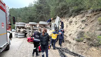 Bolu'da hafriyat kamyonu devrildi, sürücü hayatını kaybetti