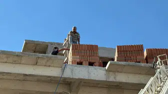 Antalya'da inşaatta mahsur kalan usta, itfaiye tarafından kurtarıldı