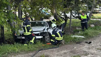 Burdur'da otomobil ağaca çarptı : Sürücü yaralandı