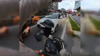 İstanbul Esenyurt'ta motosiklet sürücüsü otomobile saldırdı