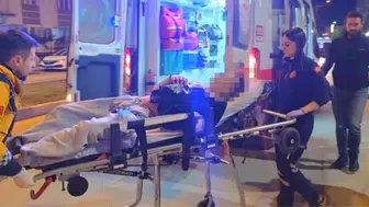 Kütahya'da sokak ortasında bıçaklı dehşet : Motosikletli saldırgan 2 genci yaraladı
