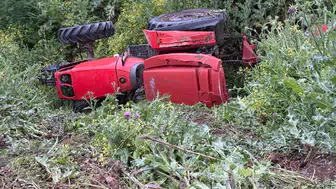 Bursa'da traktör kazası : Şarampole devrilen aracın altında kalan sürücü öldü
