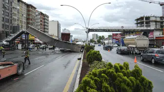 Ankara'da damperi açık kamyon üst geçide çarptı : Köprü yıkıldı, 3 yaralı