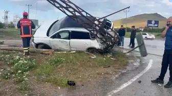 Elazığ'da kontrolden çıkan araç yüksek gerilim direğine çarptı : 4 yaralı