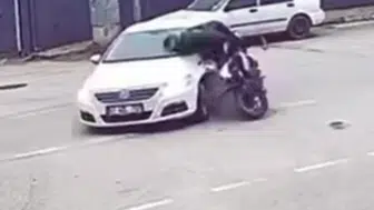 Bursa'da kavşaktan dönüş yapan otomobile motosiklet çarptı : 1 yaralı