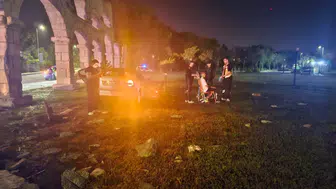 Antalya Serik'te kontrolden çıkan otomobil dekoratif surlara çarptı : 4 yaralı