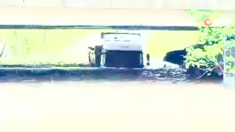 Kocaeli'de alt geçit suyla doldu, tır sürücüsü mahsur kaldı