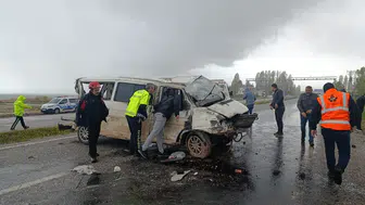 Konya'da kaza : Minibüs yan yattı, sürücü yaralandı