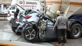 Kocaeli D-100'de zincirleme kaza : Otomobil iki tırın arasında kağıt gibi ezildi