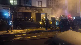 Kadıköy’de galeri yangını : Park halindeki araçlar alev alev yandı