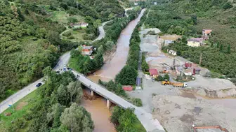 Araklı'da dere taştı , kapanan Trabzon-Bayburt yolu ulaşıma açıldı