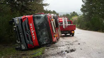 Kastamonu'da itfaiye aracı devrildi : Yangın ihbarına giden 3 itfaiye eri yaralandı
