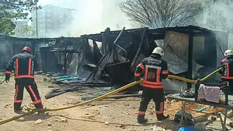 Malatya'da şantiye yangını : İşçilerin kaldığı konteynerler kullanılamaz hale geldi