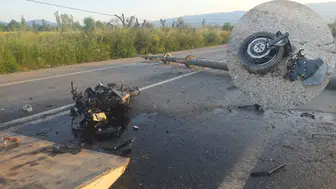 Otomobil tarlaya uçtu , motosiklet direğe çarptı : 4 yaralı