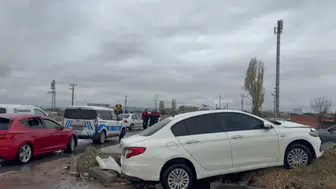 Eskişehir'de iki otomobil çarpıştı : 10 yaşındaki çocuk yaralandı