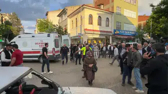 Kastamonu'da bir kişi, husumetlilerinin üzerine otomobil sürdü : 2 yaralı