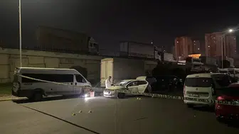 Küçükçekmece'de polisin 'dur' ihtarına uymayan şüpheliler kaza yaptı