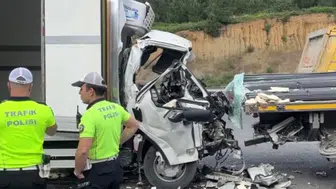 Arnavutköy'de feci kaza : Tıra çarpan kamyonetin sürücüsü öldü
