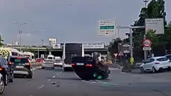 Kadıköy'de D-100 Karayolu'nda kaza : Sürücü fenalaştı otomobil takla attı
