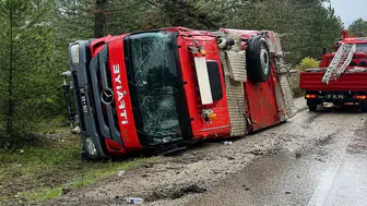 Kastamonu'da itfaiye aracı devrildi : Yangın ihbarına giden 3 itfaiye eri yaralandı