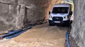 Gaziantep'te alt geçitte mahsur kalan minibüstekiler kurtarıldı