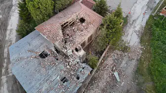 Eskişehir'de yıldırım düştüğü minare yıkıldı : Temizlik yapan imam yaralandı